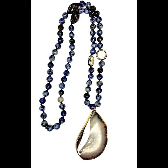 Exquisite Blue knotted bead necklace with druzy pendant and crystal accents - Picture 1 of 2